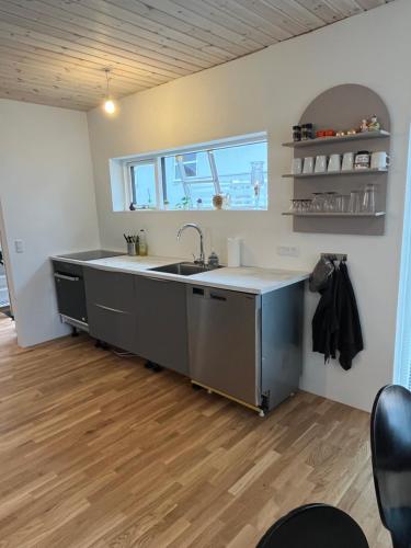 Kuchyň nebo kuchyňský kout v ubytování Vacationhouse in Klakvik