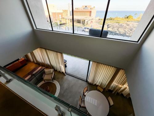 Cette suite dispose d'un salon avec une grande fenêtre. dans l'établissement Casa Vista Mar, Piscina Aquecida/Hidro, Cozinheira, à Barra do Camaragibe