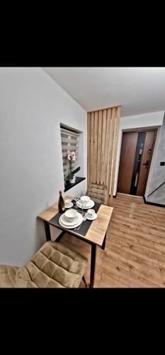 a dining room with a table and a chair at Apartament z Balią in Świeradów-Zdrój