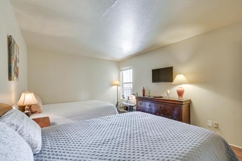 Postel nebo postele na pokoji v ubytování 1 Mi to Beach Lake Havasu City Condo with Balcony