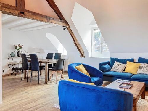 - un salon doté d'un mobilier bleu et d'une table dans l'établissement Maison Pin Prenelle appartement classé, à Honfleur