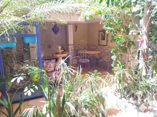 a patio with a table and chairs and plants at appartement dans une maison Safiote de charme in Safi