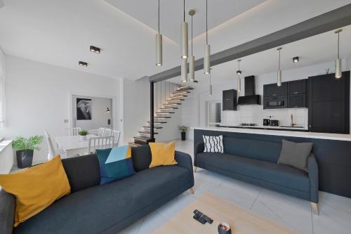 Boutique Apartment Owned by Emperor Peter The Great With 2 Balconies & Jacuzzi