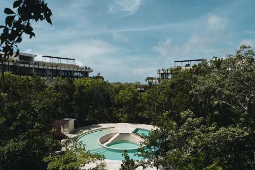 Bazén v ubytování Luxury Loft with Pools, Gym, Rooftop and Panoramic Views nebo v jeho okolí