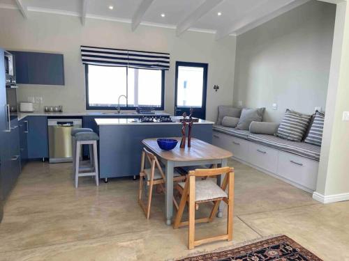 Η κουζίνα ή μικρή κουζίνα στο Serene, stylish beach home