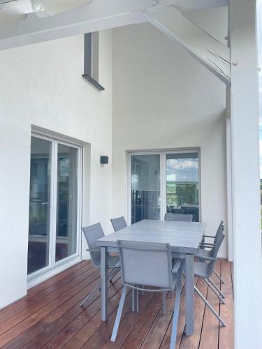 une salle à manger avec une table et des chaises dans l'établissement Chez manu, à Voellerdingen