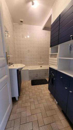 une salle de bain avec une baignoire et un lavabo et une baignoire dans l'établissement Résidence 590-pleneuf Val Andre - Vacances les pieds dans l'eau, dans le coeur de la station du VAL ANDRE MAE-5191, à Pléneuf-Val-André