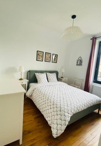 une chambre avec un lit et deux tables et une fenêtre dans l'établissement Le Petit Paul-T2 cosy rénové, à Villeurbanne