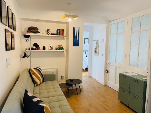 un salon avec un canapé et une table dans l'établissement Le Petit Paul-T2 cosy rénové, à Villeurbanne