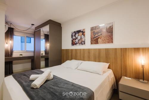 a bedroom with a bed and a window at Apto 3Q sofisticado apenas 200m da praia SEO0702 in Meia Praia
