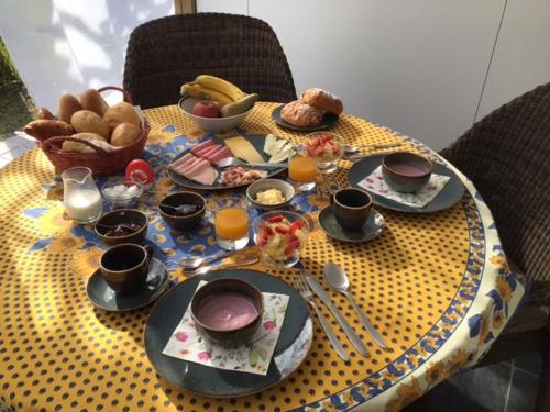 a table with plates of food on a polka dot table cloth at Ken 't Gat Bie&Bie in Maldegem