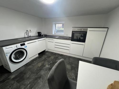 a kitchen with a sink and a washing machine at Gemütlich Wohnen Sinsheim 2 in Sinsheim