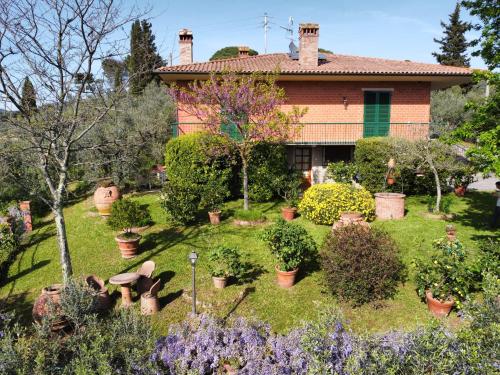un jardín frente a una casa con macetas en Poggio Leporaia, en Lamporecchio