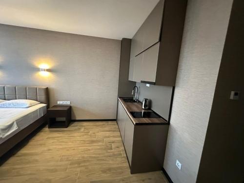 a small room with a bed and a kitchen at Villa Sunlight in Gonio