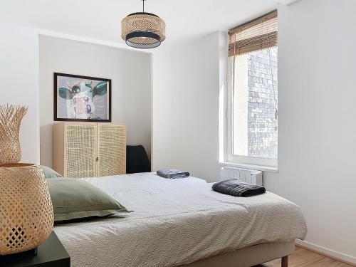 une chambre avec un lit et une fenêtre dans l'établissement Maison Pin Prenelle appartement classé, à Honfleur