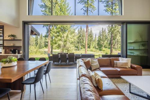 a living room with a couch and a table at Suncadia 6 bdrm luxurious with magnificent golf views in Cle Elum