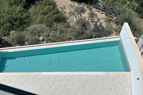 an overhead view of a swimming pool with blue water at Vanessa Apartment in Sarandë