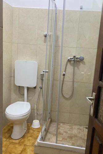 ミンデロにあるMuralha Roomsのトイレとシャワー付きのバスルーム