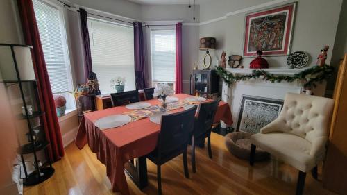 une salle à manger avec une table et une cheminée dans l'établissement Afrique Francaise de Woodlawn 1, à Chicago