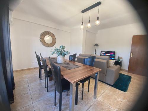 a dining room with a table and chairs and a couch at Apartamento Bela Vista em Castro Daire in Castro Daire