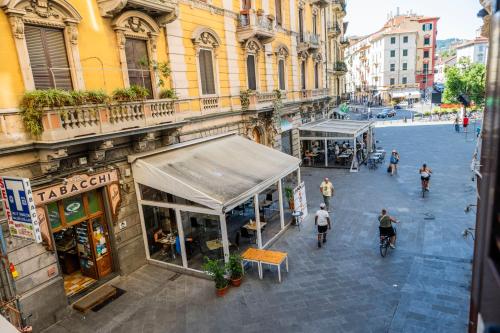 an overhead view of a street with people walking and riding bikes at Affittacamere Saint Bon 15 - 5 Terre Rooms and Suites in La Spezia