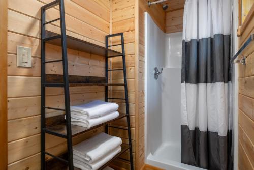 Un pequeño baño con una habitación con literas y ducha. en Adventure Cabin, Sapphire Mining, Walk To Downtown, en Philipsburg
