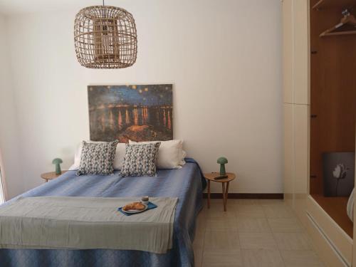 Un dormitorio con una cama y un cuadro en la pared. en Casa Dormio, en Monopoli