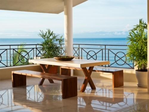 einen Tisch und Bänke auf einem Balkon mit Meerblick in der Unterkunft Premier Member, Best Ocean View ! Hdm Ph6-1 in Punta Mita