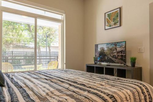Ένα ή περισσότερα κρεβάτια σε δωμάτιο στο Beautiful RiverWalk Apt with Full Amenities, King Bed & Free Parking