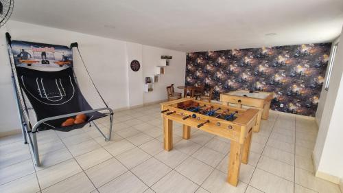 a room with a table and a video game at Egidios AP - Centro de São Pedro da Aldeia in São Pedro da Aldeia