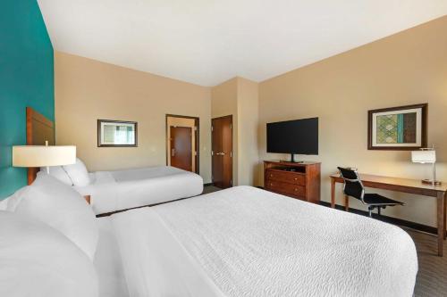 a hotel room with two beds and a desk at Best Western Plus French Lick in French Lick