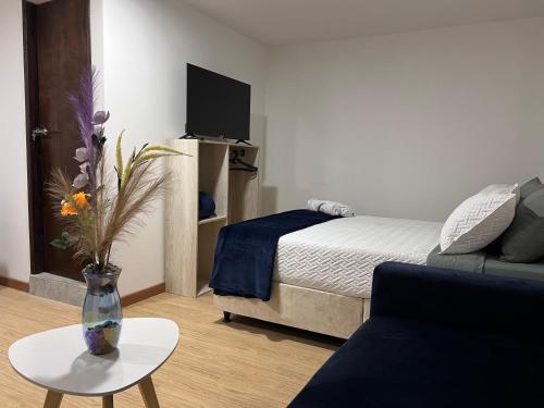 Ein Bett oder Betten in einem Zimmer der Unterkunft Garden's Aparta hotel