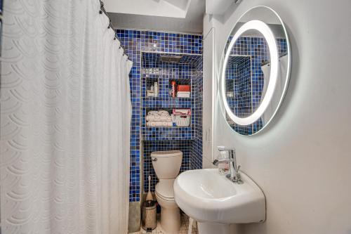 Koupelna v ubytování Pet-Friendly Allentown Apt Near Hamilton District!