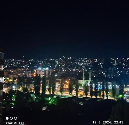 Nespecifikovaný výhled na destinaci Sarajevo nebo výhled na město při pohledu z apartmánu