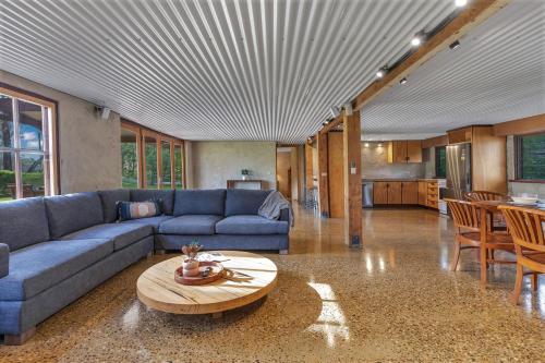 Ruang duduk di Banyandah - Echuca Holiday Homes