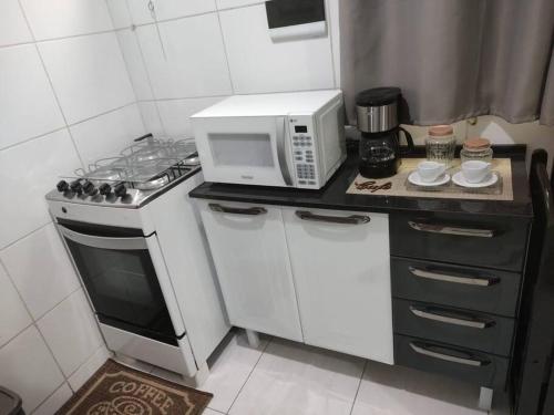 Η κουζίνα ή μικρή κουζίνα στο Apartamento juntinho a estação