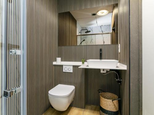 a bathroom with a toilet and a sink at Ons Huis in Rodenboom