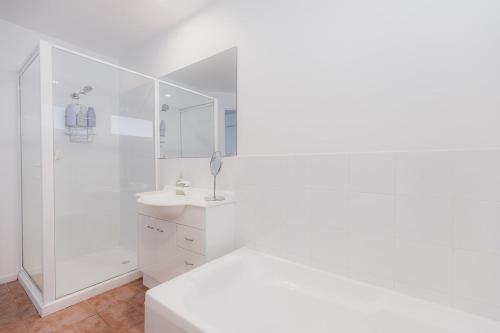 Ένα μπάνιο στο Spacious Modern Terrace in the Heart of Hobart CBD