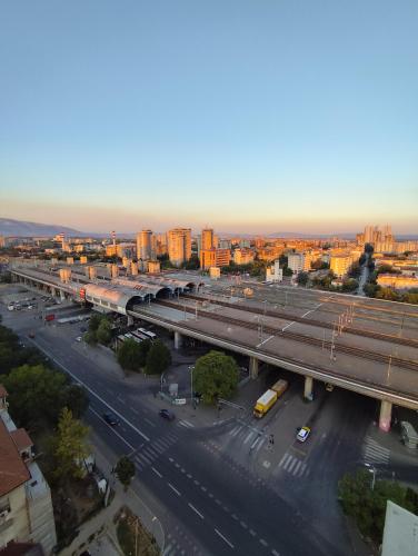 una vista aerea di una città con autostrada di Station Apartment Skopje a Skopje