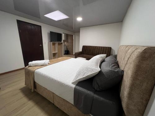 Ein Bett oder Betten in einem Zimmer der Unterkunft Garden's Aparta hotel