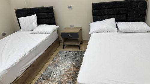 Ένα ή περισσότερα κρεβάτια σε δωμάτιο στο شقه راقيه للعائلات فقط مكيفه بالكامل بكمبوند مون سيتى بالعبور