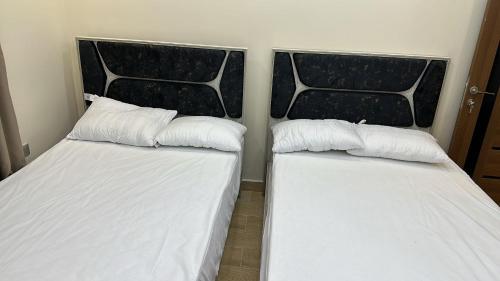 Ένα ή περισσότερα κρεβάτια σε δωμάτιο στο شقه راقيه للعائلات فقط مكيفه بالكامل بكمبوند مون سيتى بالعبور