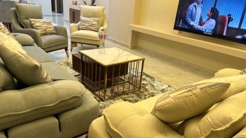 شقه راقيه للعائلات فقط مكيفه بالكامل بكمبوند مون سيتى بالعبور