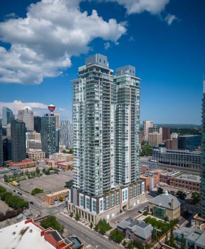 an aerial view of a city with tall buildings at Modern Suite Calgary Downtown 5 min walk Stampede in Calgary
