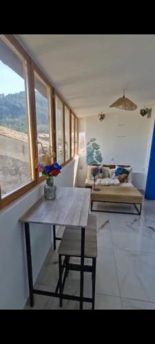 un salon avec une table et un canapé dans l'établissement T2 avec vue magnifique, à Sisteron