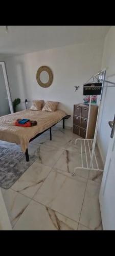 une chambre avec un lit et un miroir au mur dans l'établissement T2 avec vue magnifique, à Sisteron