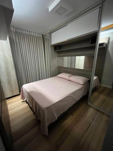 En eller flere senge i et værelse på Apto aconchegante e lindo