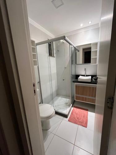 Et badeværelse på Apto aconchegante e lindo