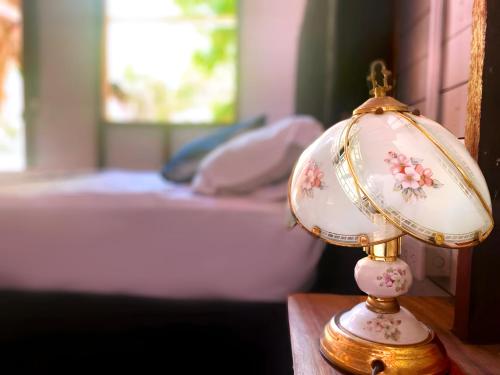 a lamp on a table next to a bed at Palma Plata islas del Rosario in Isla Grande