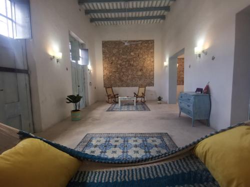 a room with a hammock in the middle of a room at Casa de los Gatos in Mérida